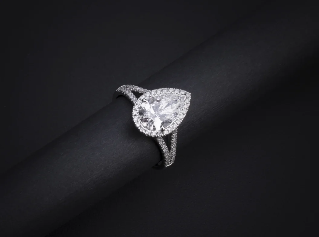 1.99 Cts 14k White Gold Pear Shape Split Shank Ring - Image 2