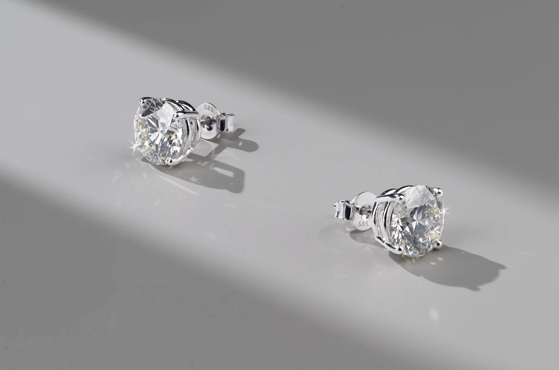 1.53 Cts 18k White Gold Round Shape Studs Earring - Image 2