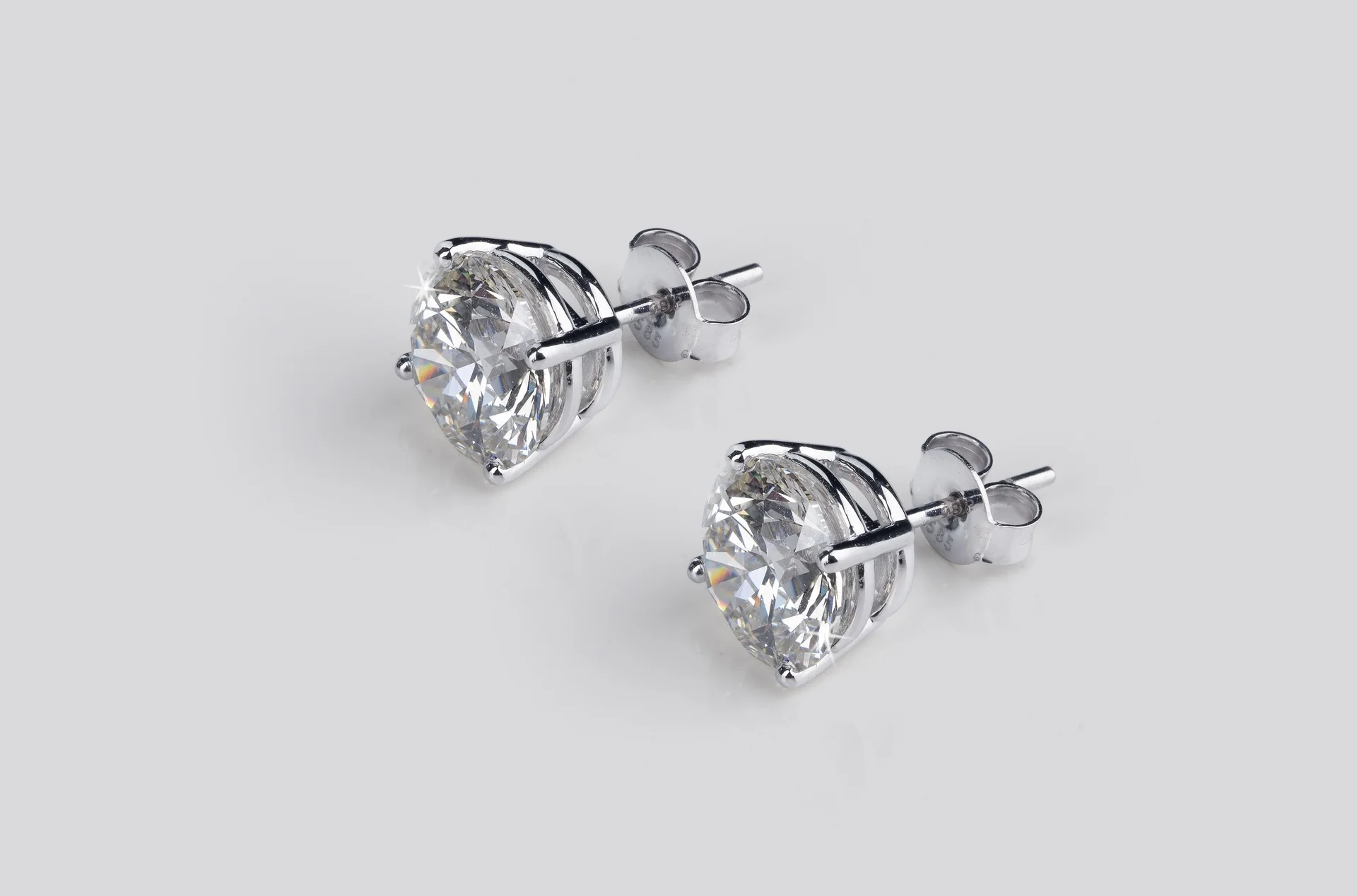 0.81 Cts 18k White Gold Round Shape Studs Earring - Image 3