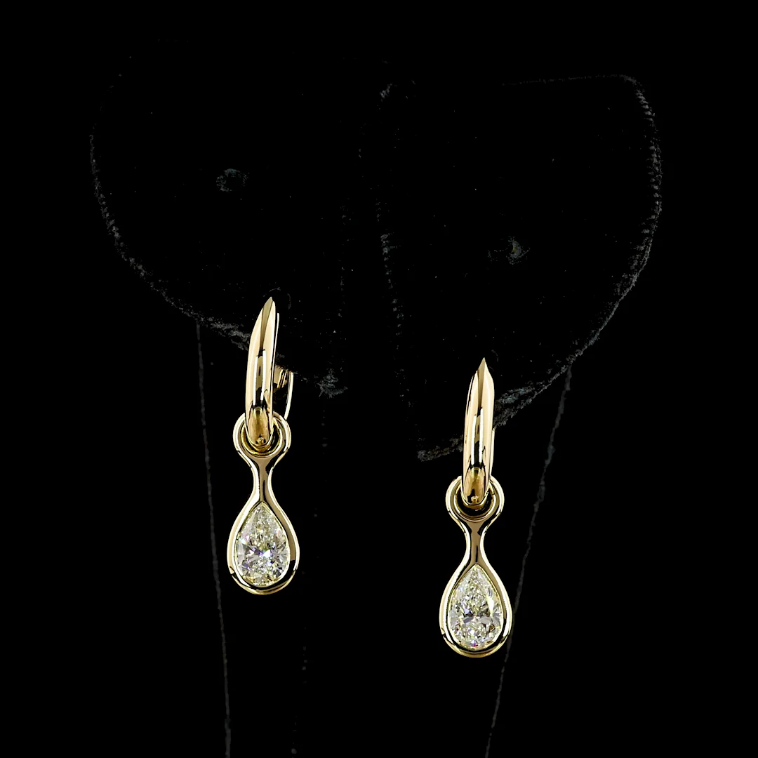 1.09 Cts 14k Yellow Gold Pear Shape Hanging Earring - Video