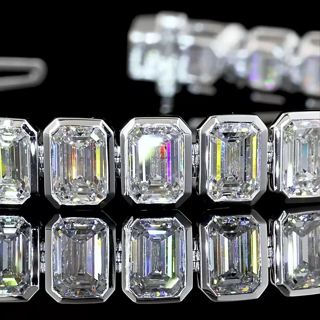 18.3 Cts 14k White Gold Emerald Shape Tennis Bracelet - Image 2