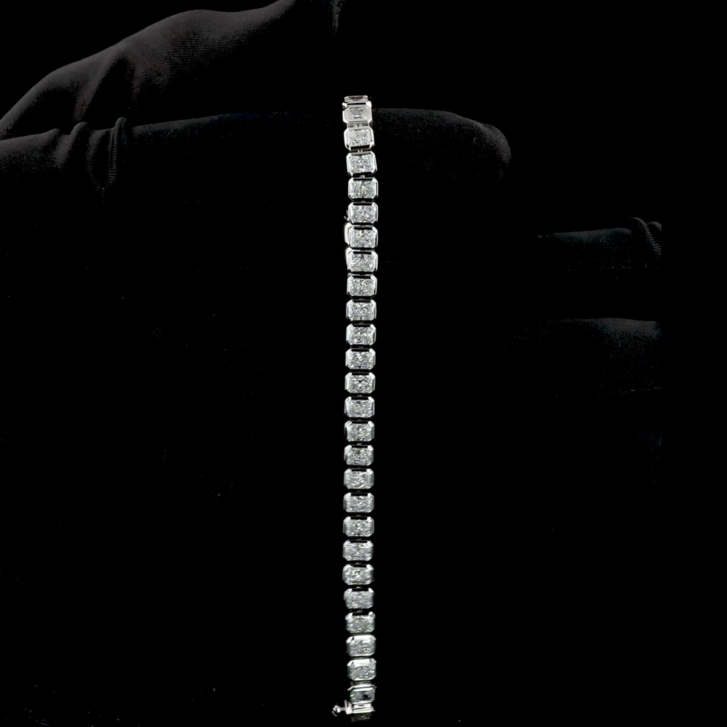 11.15 Cts 14k White Gold Radiant Shape Tennis Bracelet - Image 4