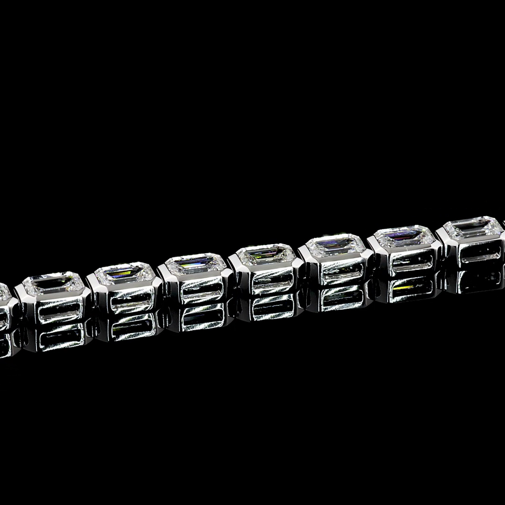 7.04 Cts 18k White Gold Emerald Shape Tennis Bracelet - Image 3
