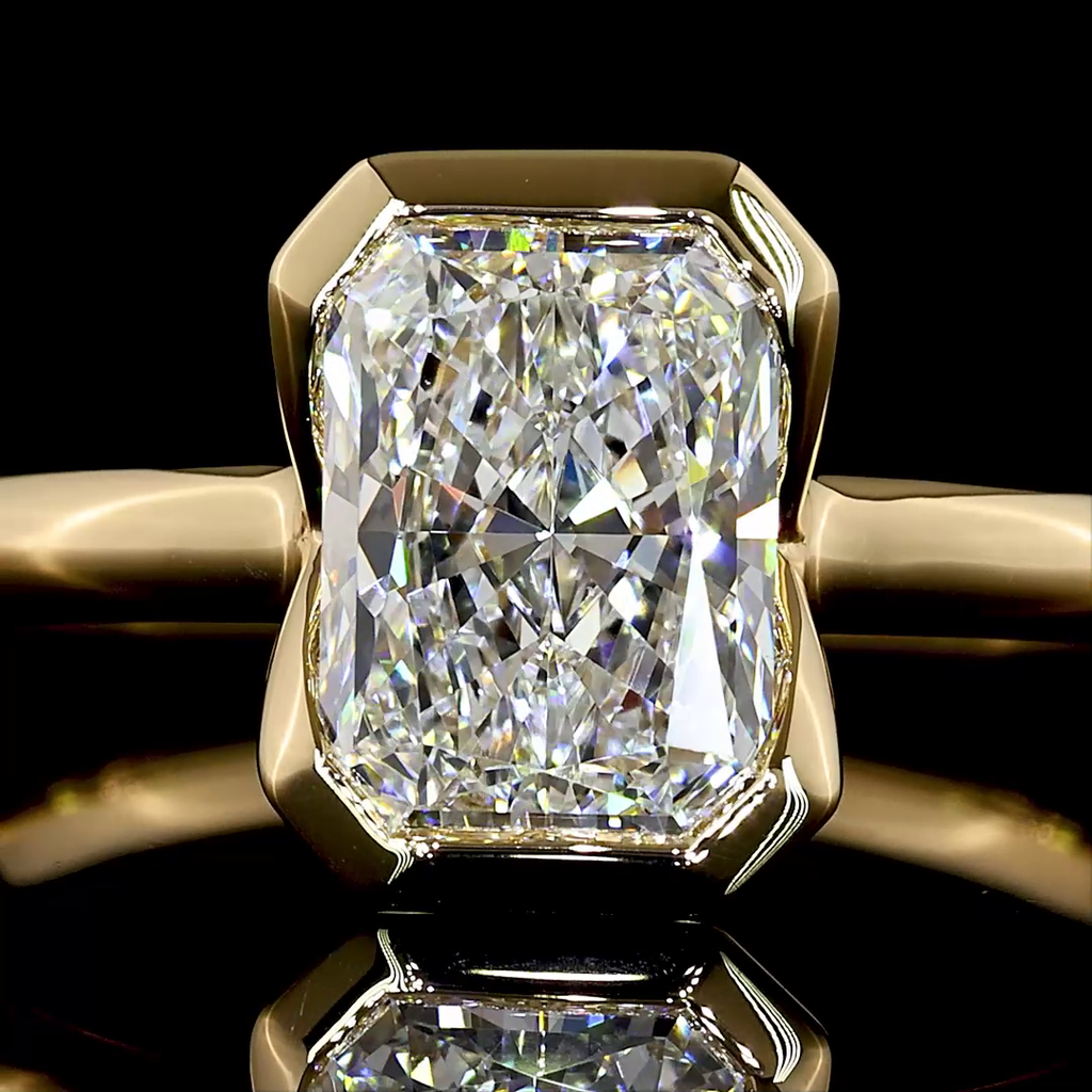 1.53 Cts 18k Yellow Gold Radiant Shape Solitaire Ring - Image 3