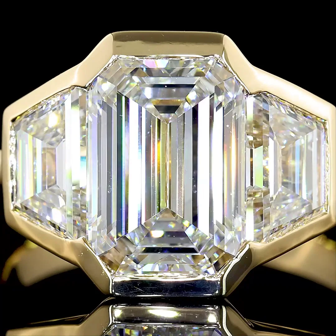 4.5 Cts 14k Yellow Gold Emerald Shape 3 Stones Ring - Image 3