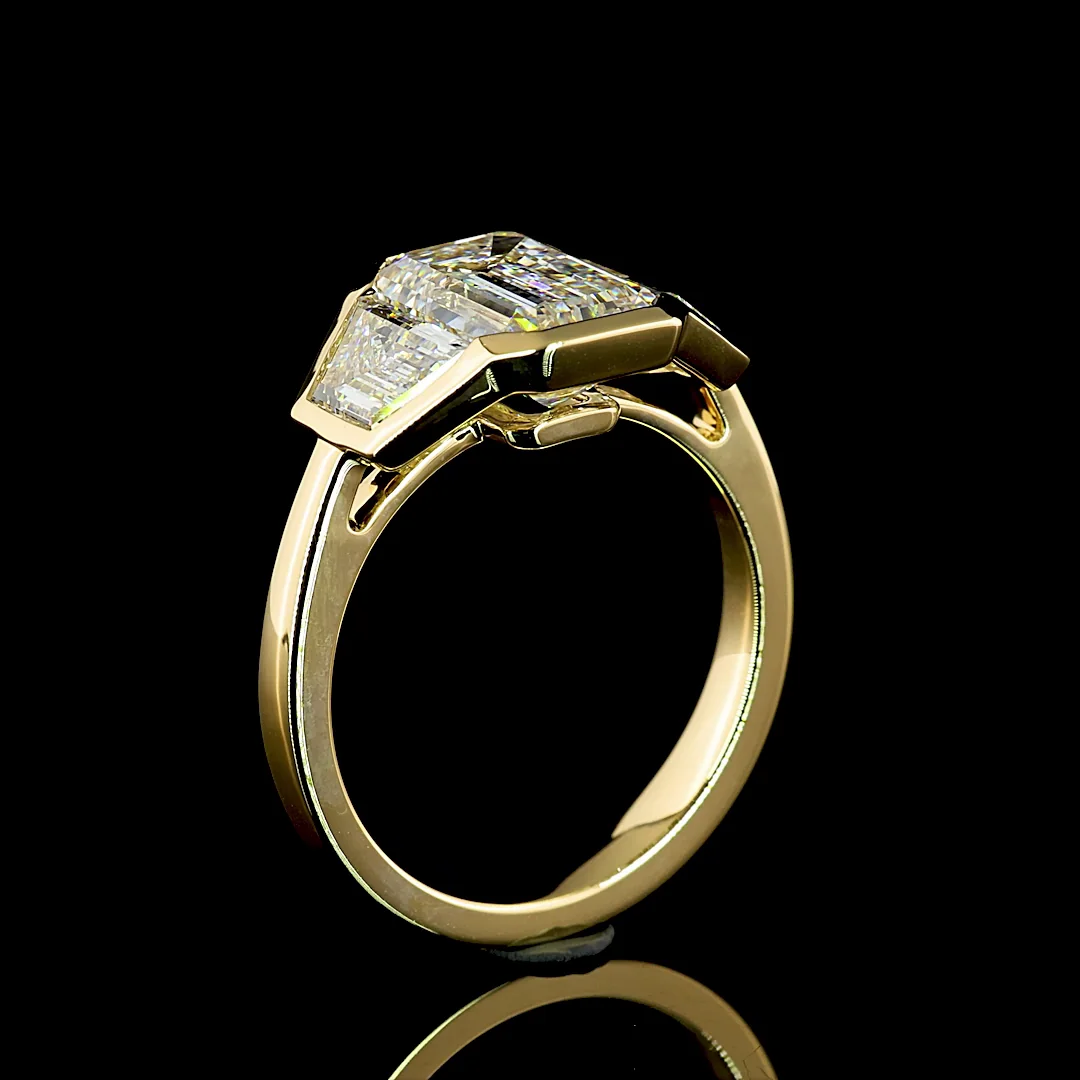 4.5 Cts 14k Yellow Gold Emerald Shape 3 Stones Ring - Image 4