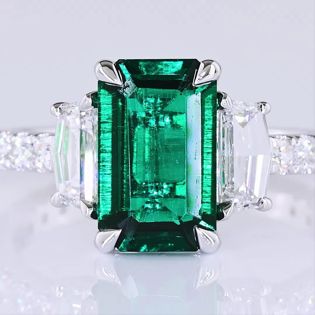 1.07 Cts 14k White Gold Emerald Shape Split Shank Ring - Image 3
