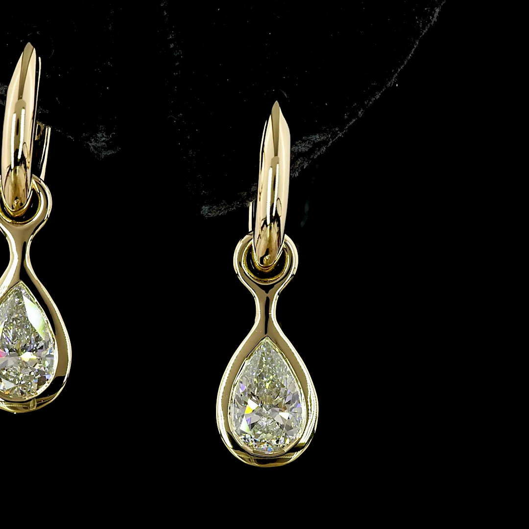 2.01 Cts 14k Yellow Gold Pear Shape Hanging Earring - Image 3