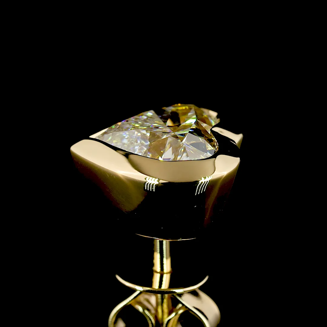 4.07 Cts 18k Yellow Gold Heart Shape Studs Earring - Image 4