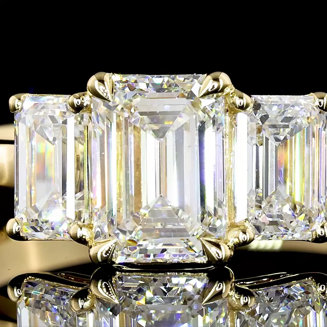 1.4 Cts 14k Yellow Gold Emerald Shape 3 Stones Ring - Image 2