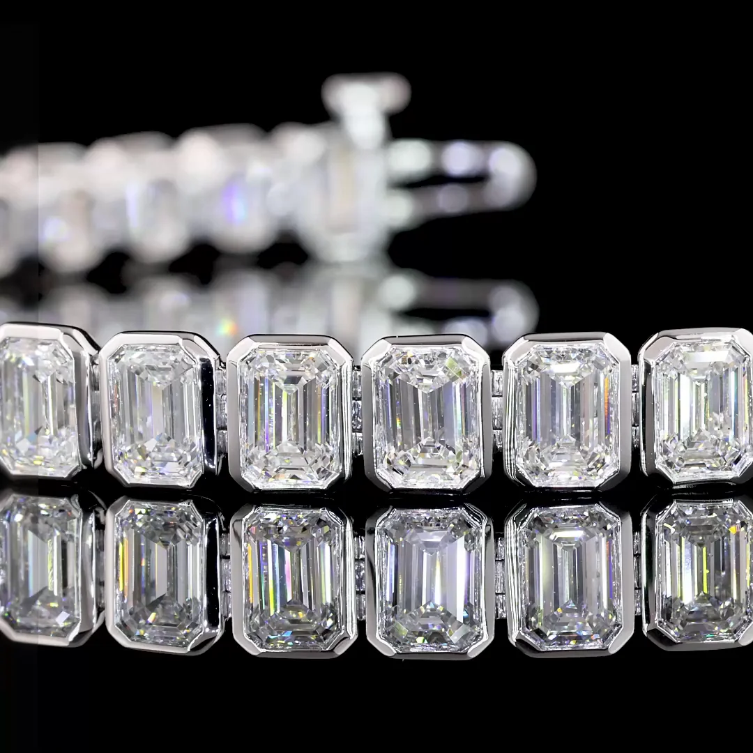 4.2 Cts 14k White Gold Emerald Shape Tennis Bracelet - Image 2