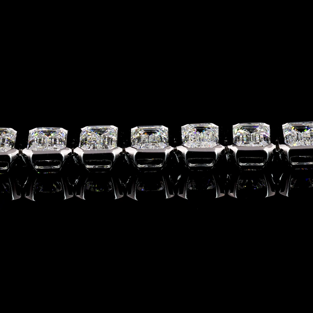 4.2 Cts 14k White Gold Emerald Shape Tennis Bracelet - Image 4