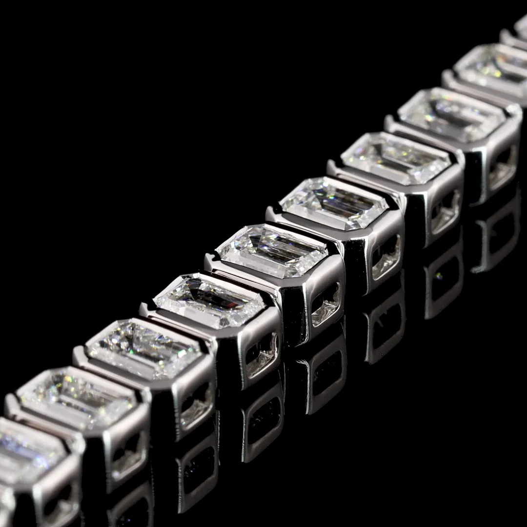 5.5 Cts 14k White Gold Emerald Shape Tennis Bracelet - Image 4