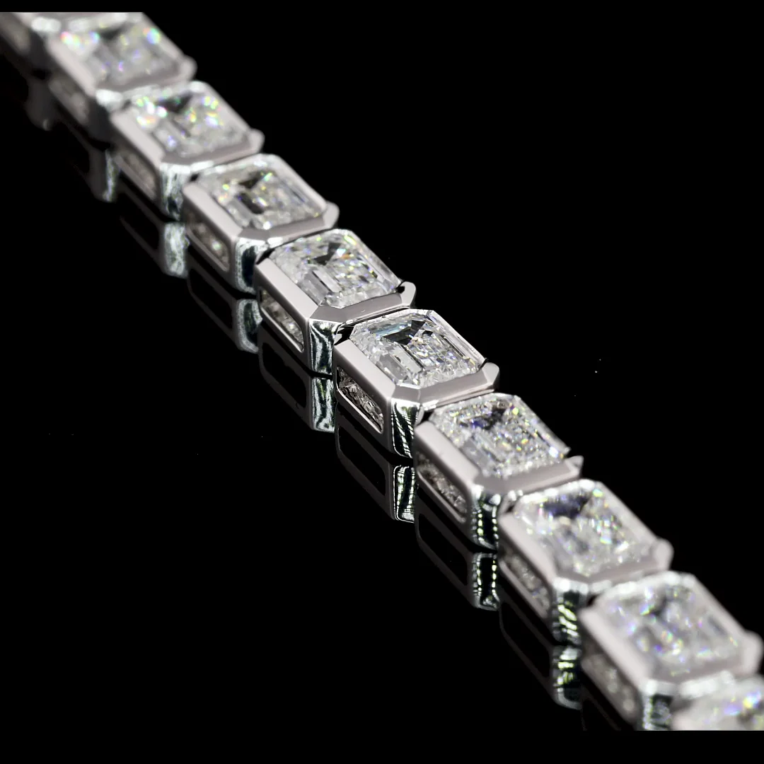 7.61 Cts 14k White Gold Emerald Shape Tennis Bracelet - Image 4