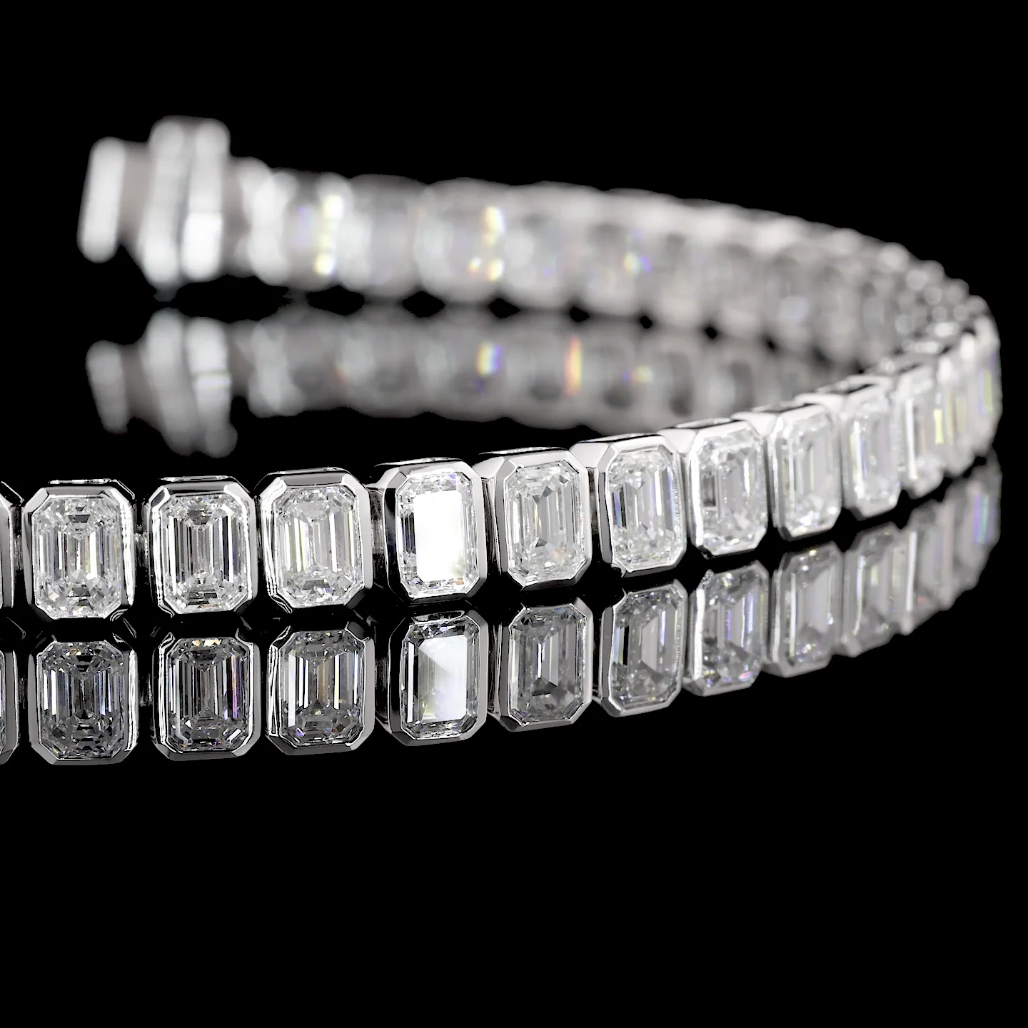 8.1 Cts 14k White Gold Emerald Shape Tennis Bracelet - Image 2