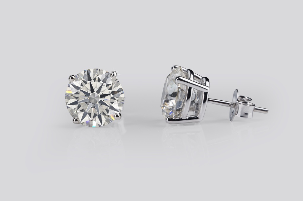 0.81 Cts 18k White Gold Round Shape Studs Earring