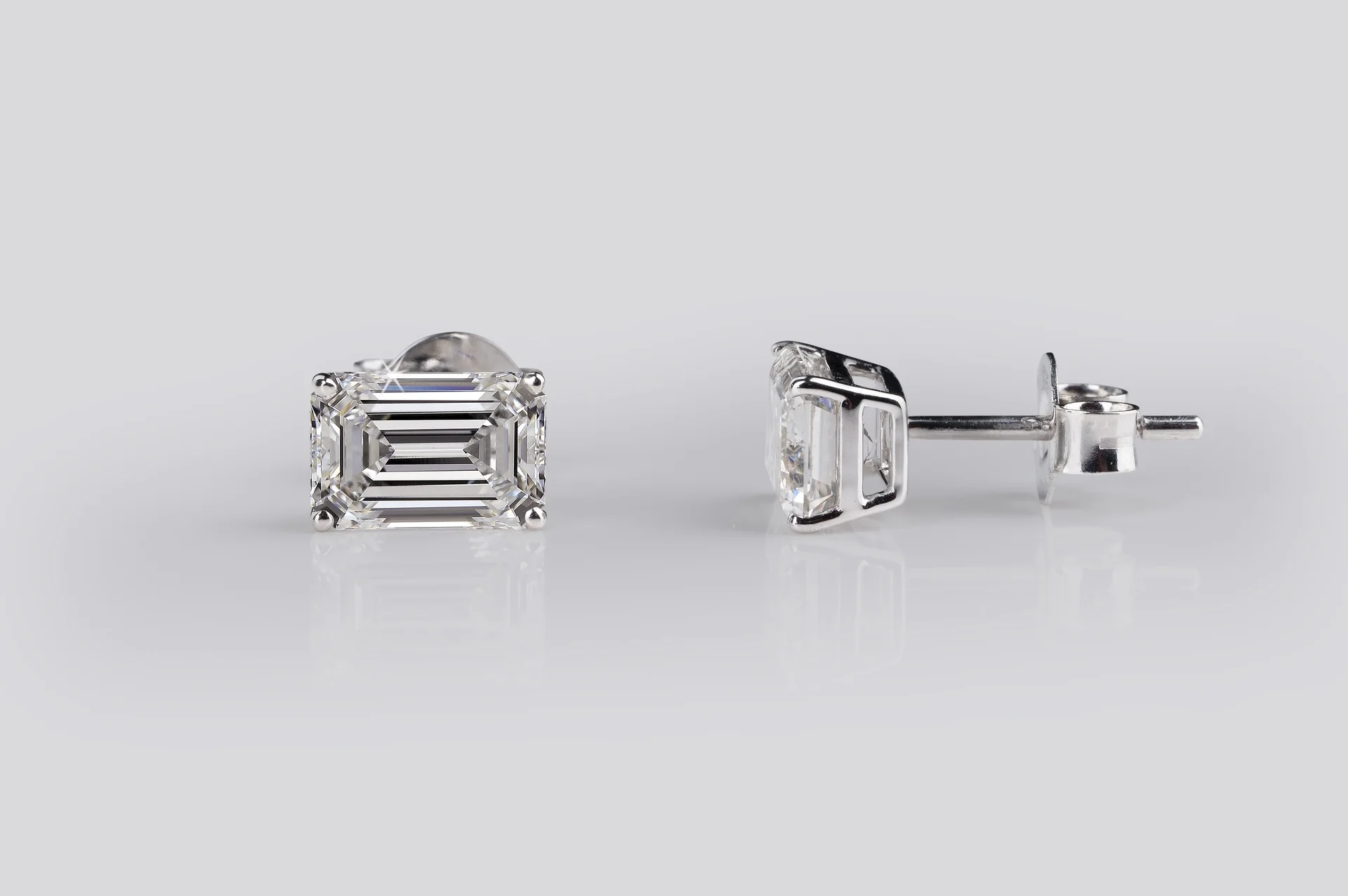 1.47 Cts 18k White Gold Emerald Shape Studs Earring